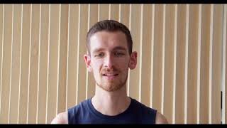 Physio démontrant contrôle de la protraction