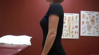 Physio démontrant soulever le sternum debout