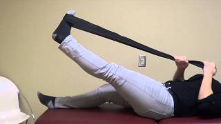 Physio démontrant mobilisation du nerf sciatique la jambe tendue couché