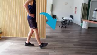 Physio démontrant mobilisation du nerf sciatique à une jambe debout