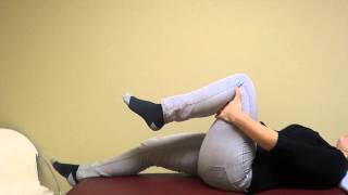 Physio démontrant mobilisation du nerf sciatique oscillant au genou couché