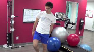 Physio démontrant marche croisée difficile