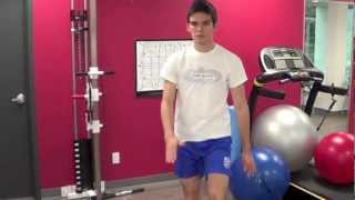 Physio démontrant marche croisée facile