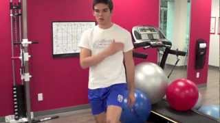 Physio démontrant marche croisée intermédiaire