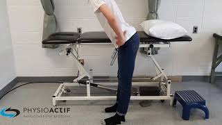 Physio démontrant flexion des hanches debout pour les nerfs