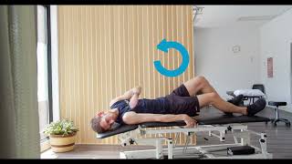 Physio démontrant epley côté gauche et droit