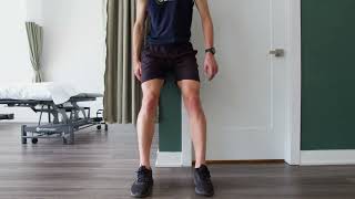 Physio démontrant facilitation vmo chaise au mur