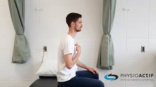 Physio démontrant posture de bureau