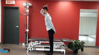 Physio démontrant flexion des hanches debout