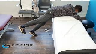 Physio démontrant fessiers en bout de table