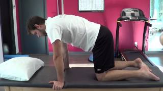 Physio démontrant réflexe tonique symétrique du cou