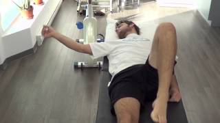 Physio démontrant réflexe tonique asymétrique du cou