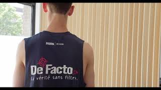 Physio démontrant contrôle de l'abduction de l'épaule