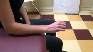 Physio démontrant contrôle de l'extension du poignet