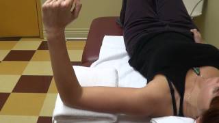 Physio démontrant rotation médiale à l'épaule