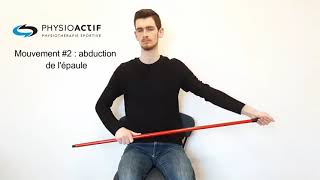 Physio démontrant mobilité de l'épaule assistée