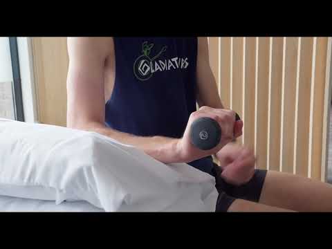 Exercice Renforcement excentrique au coude - démonstration physiothérapie cervicale