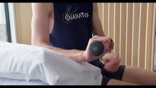 Physio démontrant renforcement excentrique au coude