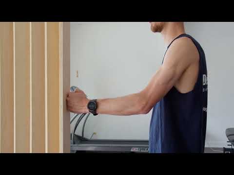 Exercice Flexion isométrique de l'épaule - démonstration physiothérapie de l'épaule