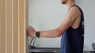 Physio démontrant flexion isométrique de l'épaule