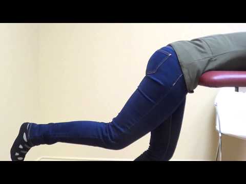 Exercice Fessiers en bout de table - démonstration physiothérapie du membre inférieur