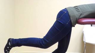 Physio démontrant fessiers en bout de table