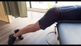 Physio démontrant facilitation du moyen fessier