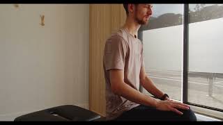 Physio démontrant mobilité de l'épaule main sur la hanche