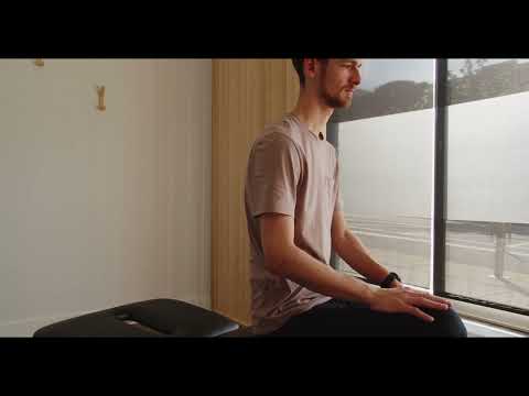 Exercice Mobilité de l'épaule main sur la hanche - démonstration physiothérapie