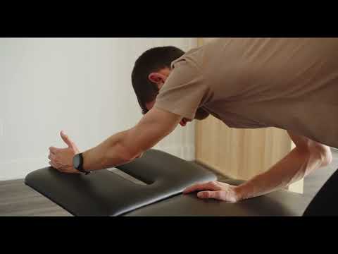 Exercice Mobilité de l'épaule en fin de flexion à genoux - démonstration physiothérapie