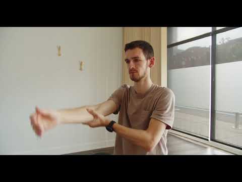 Exercice Mobilité de l'épaule en flexion épaule assis - démonstration physiothérapie