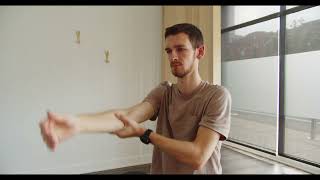 Physio démontrant mobilité de l'épaule en flexion épaule assis