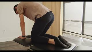 Physio démontrant mobilité des genoux à genoux