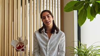 Physio démontrant qu'est-ce que la physiothérapie en rééducation périnéale?