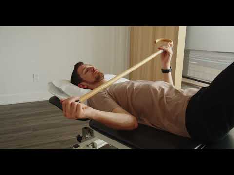 Exercice Mobilité en rotation externe de l'épaule sur le dos avec bâton - démonstration physiothérapie