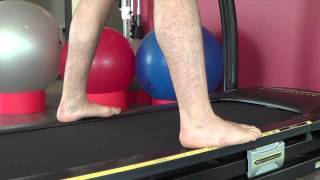 Physio démontrant réflexe d'agrippement de la plante du pied