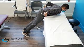 Physio démontrant fessier en bout de table