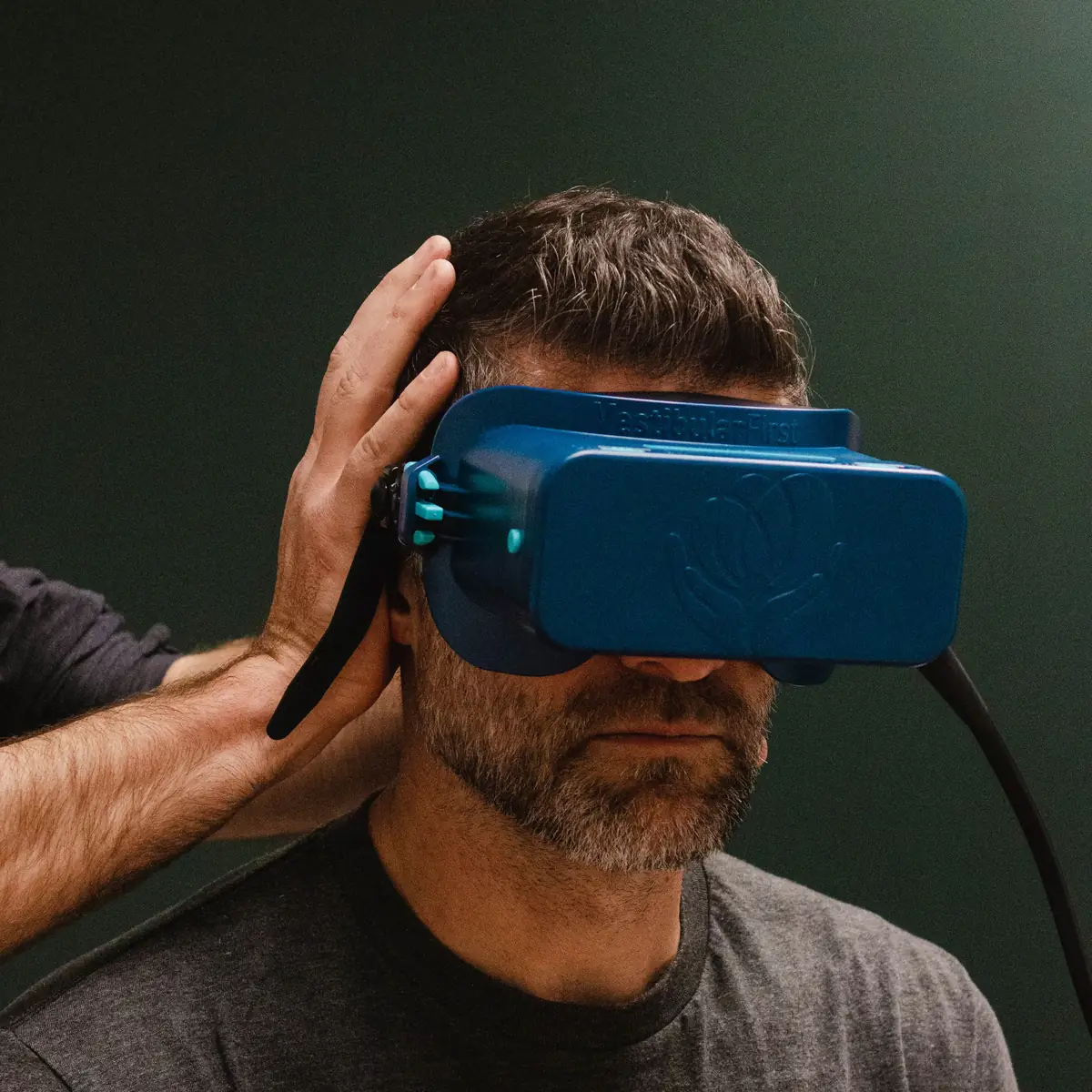 Homme portant des lunettes d'évaluation vestibulaire en physiothérapie Physioactif pour troubles de l'équilibre et vertiges