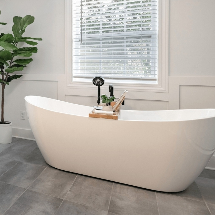 Bathroom tub all white