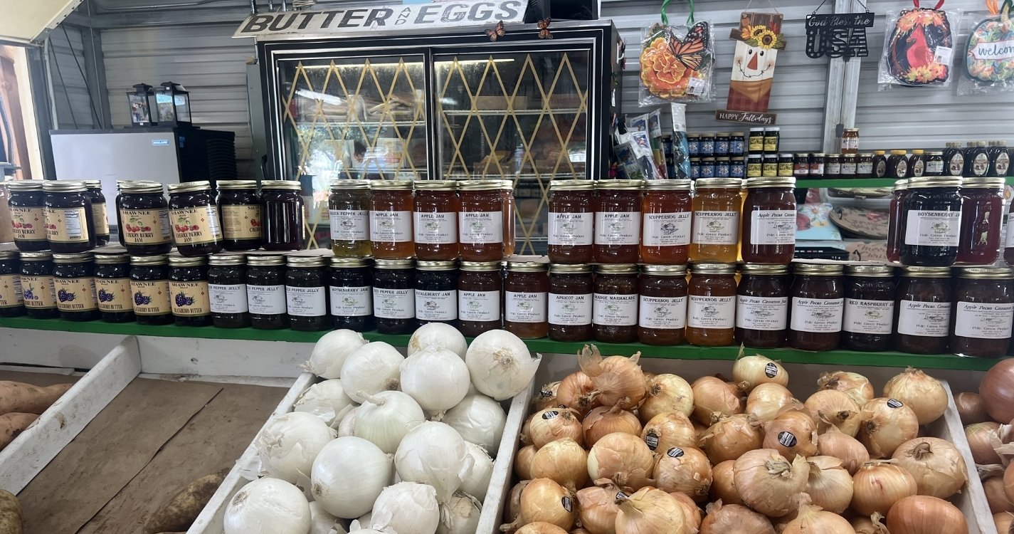 Market with onions on a shelf