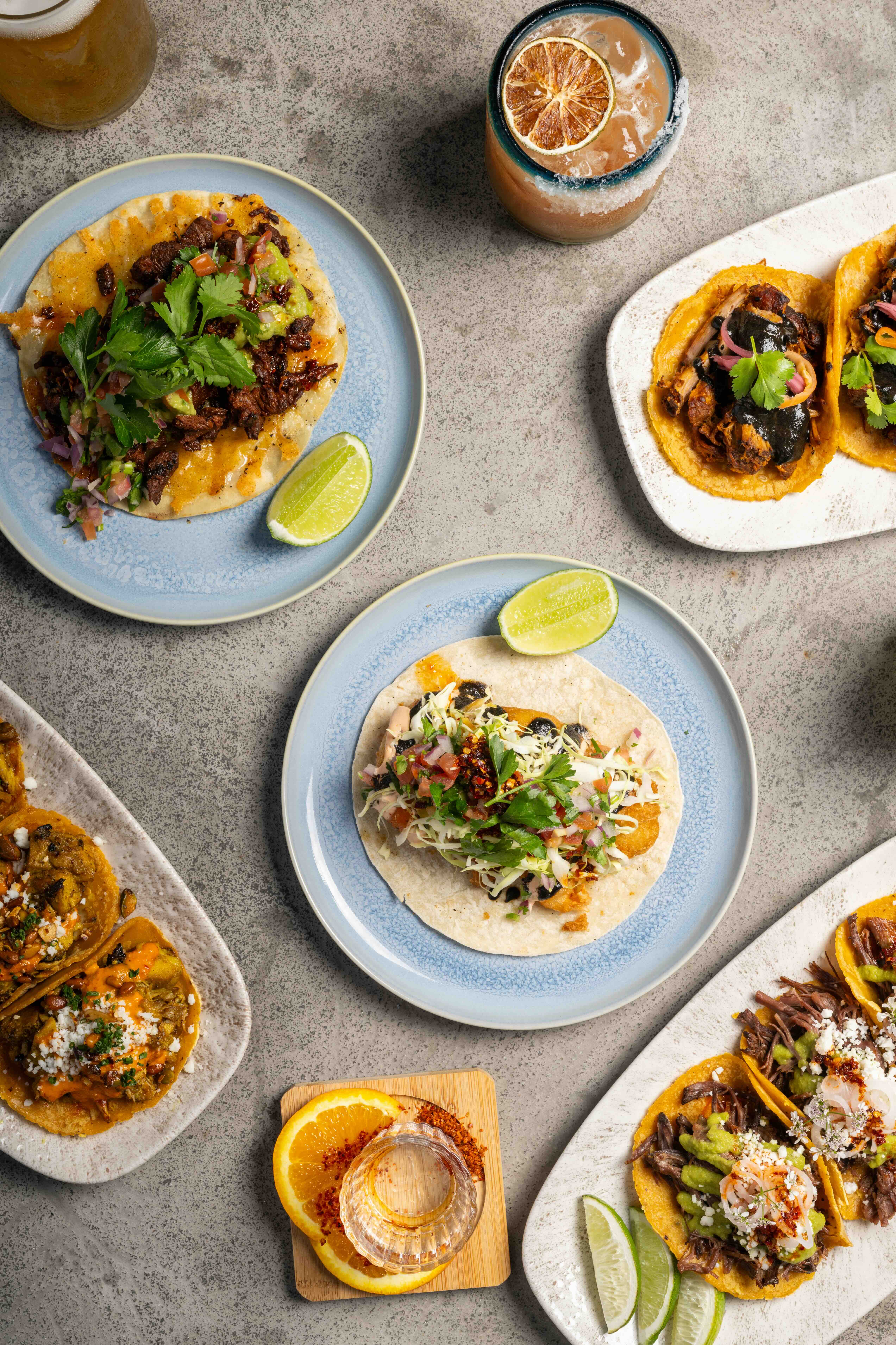 Tacos haas with lime wedges