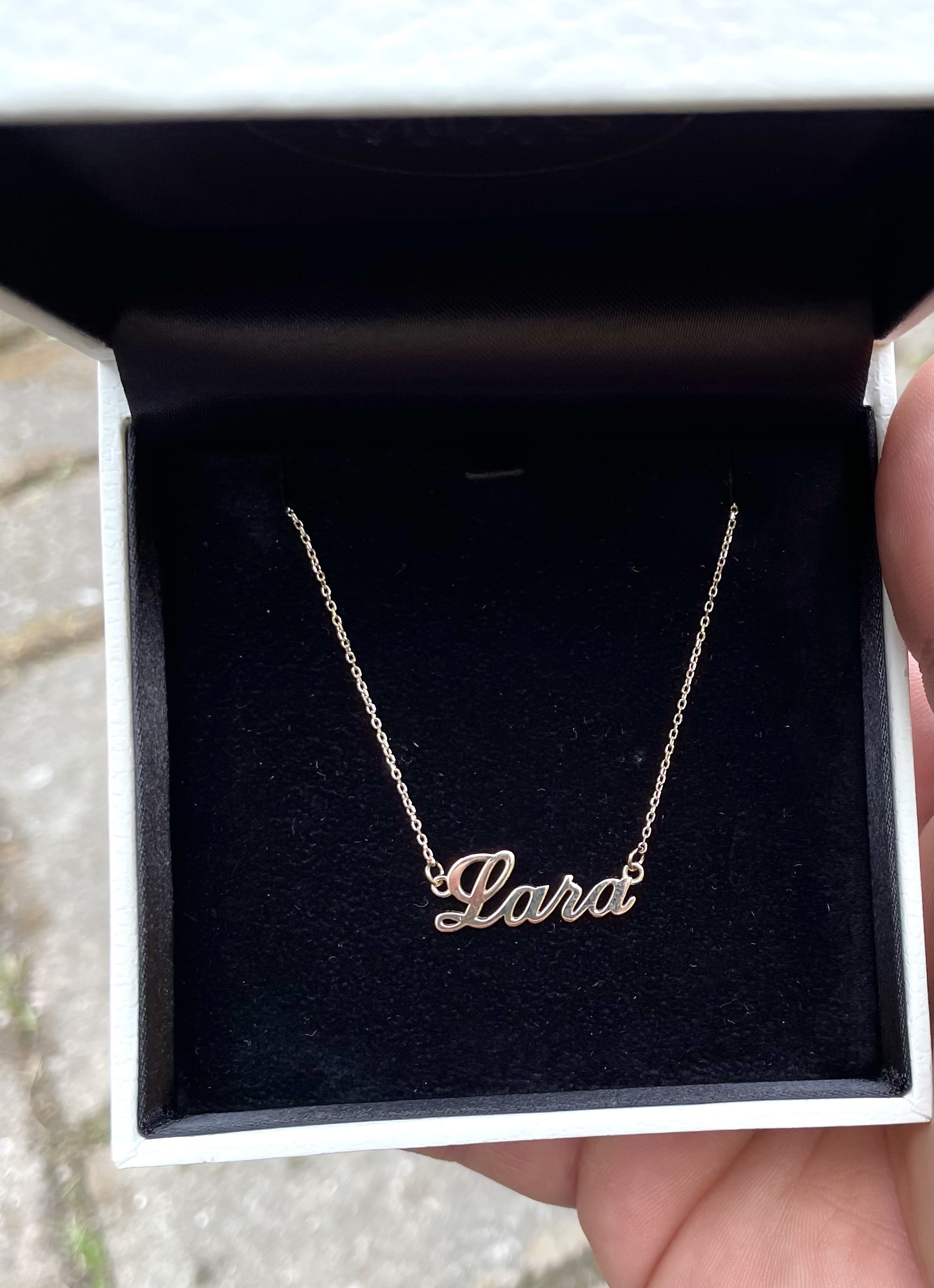 Custom navnevedhæng udført i 14kt guld