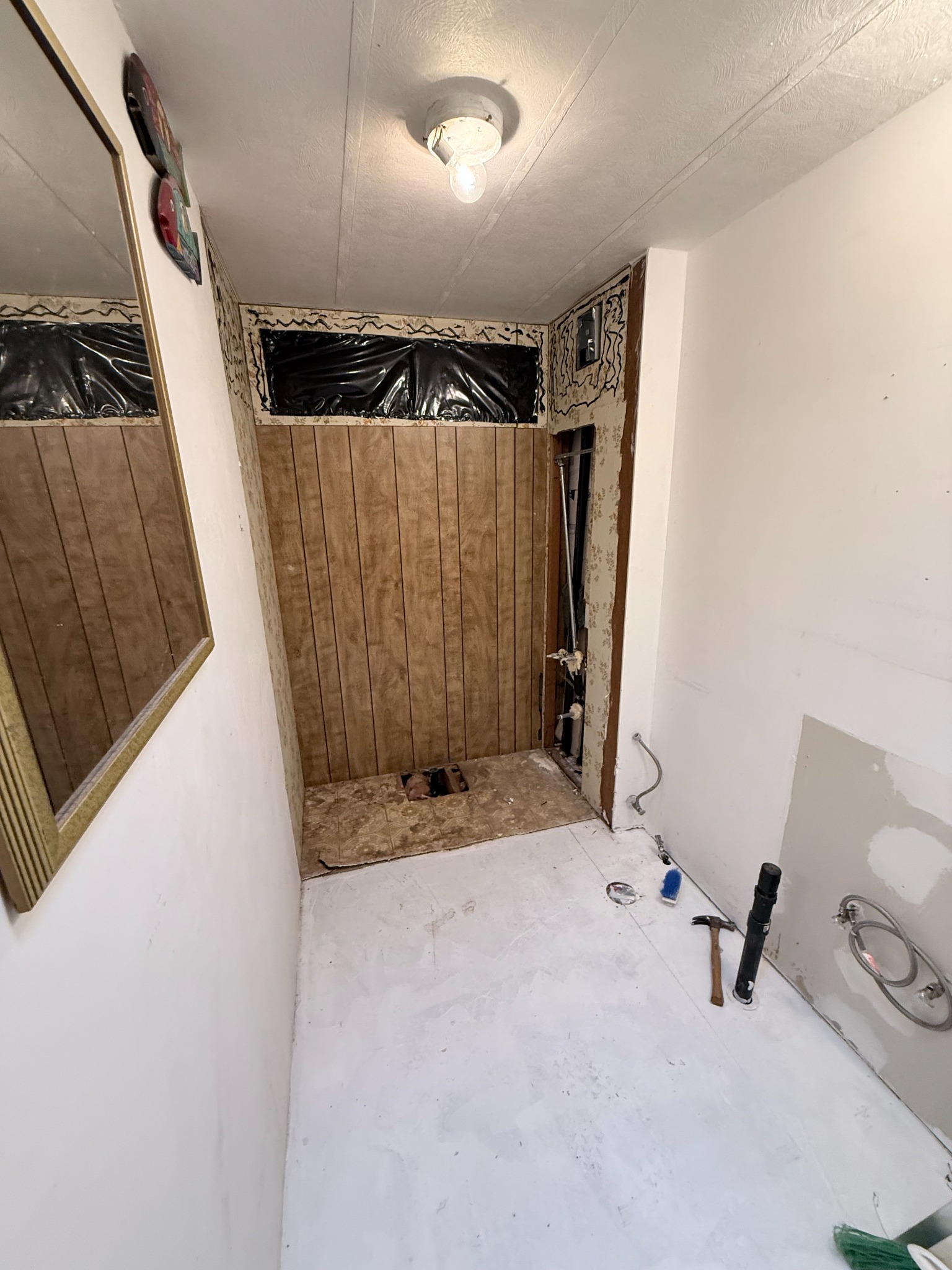 Sedona bathroom before tub and tile remodeling