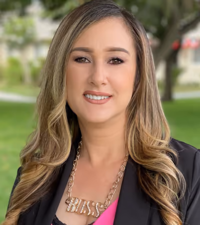 Veronica Soto, Community Boss amBOSSador, wearing a gold BOSS necklace