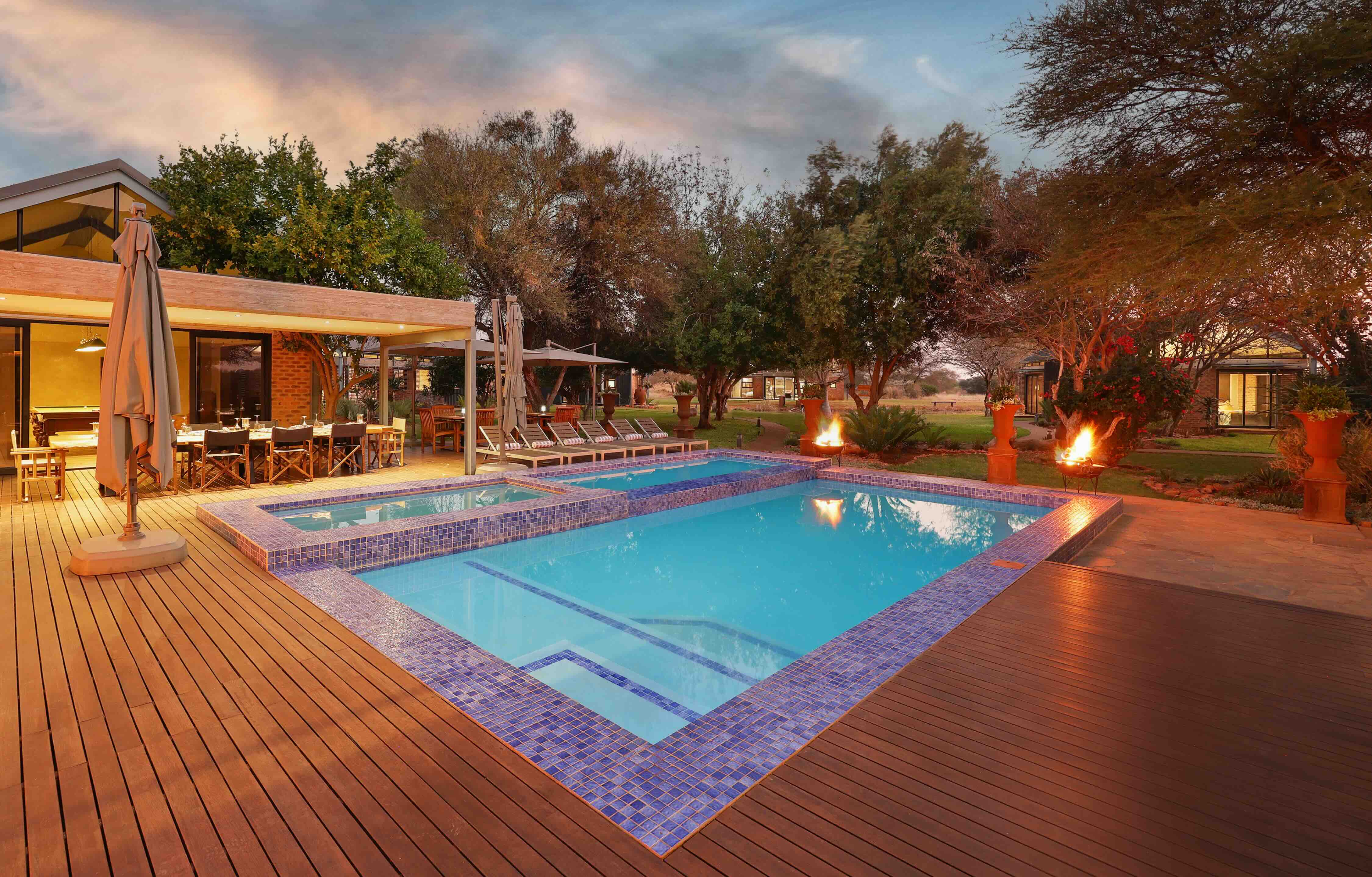 Naka Luxury Lodge Bar and Pool area