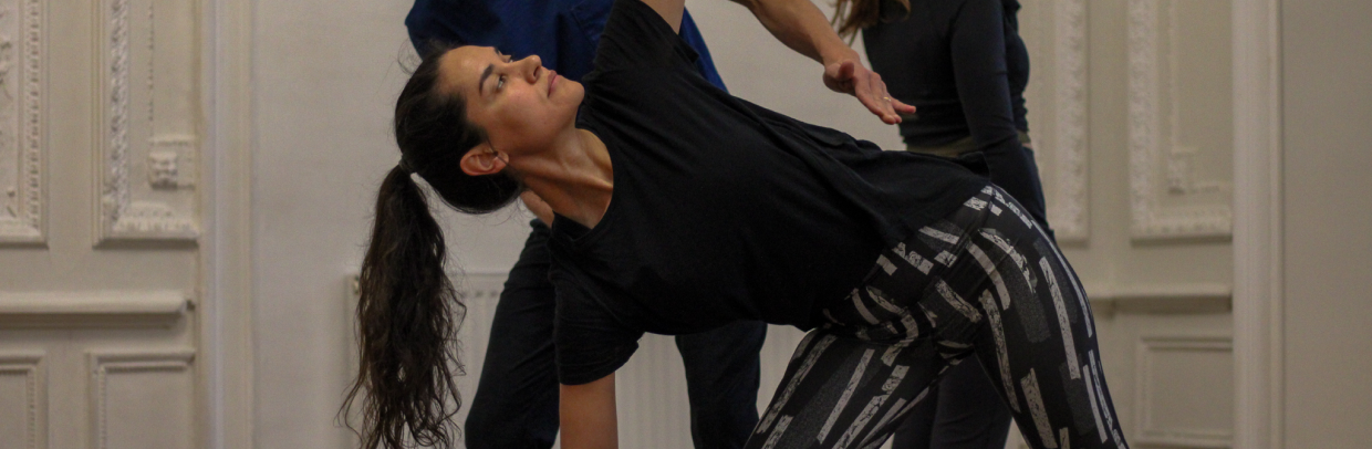 Pratiquante de yoga en utthita trikonasana