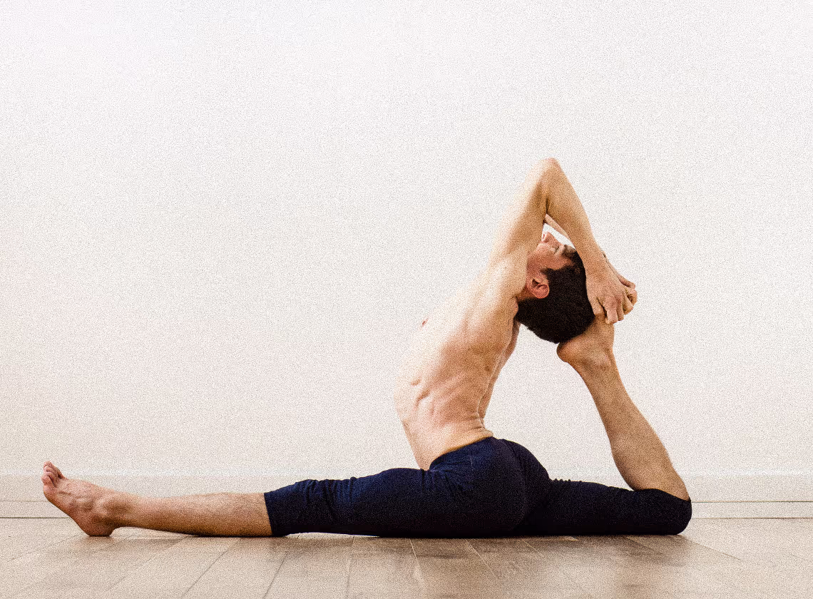 Le professeur de yoga Antoine en hanumanasana 4 (posture du grand écart cambrée)