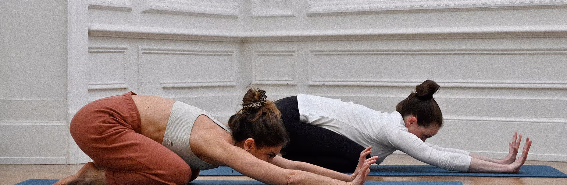 2 élèves en anahatasana