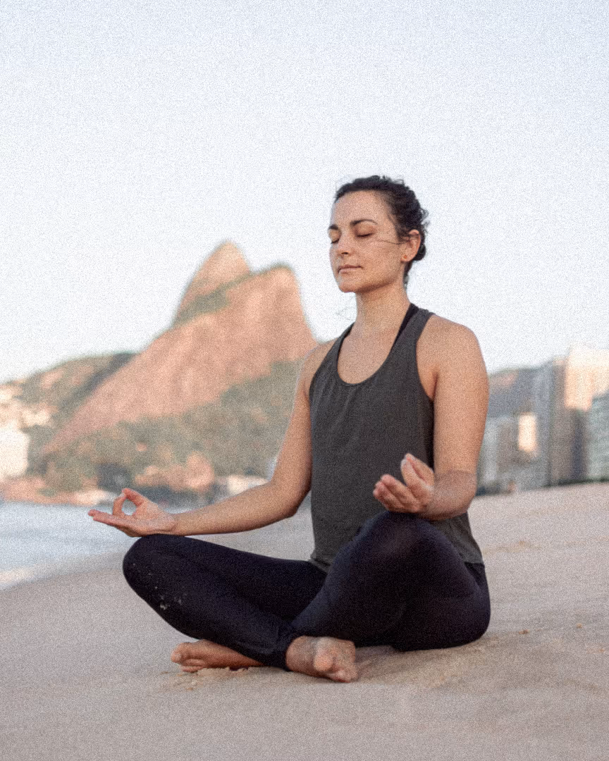 Pratiquante de yoga en posture de méditation sur la plage