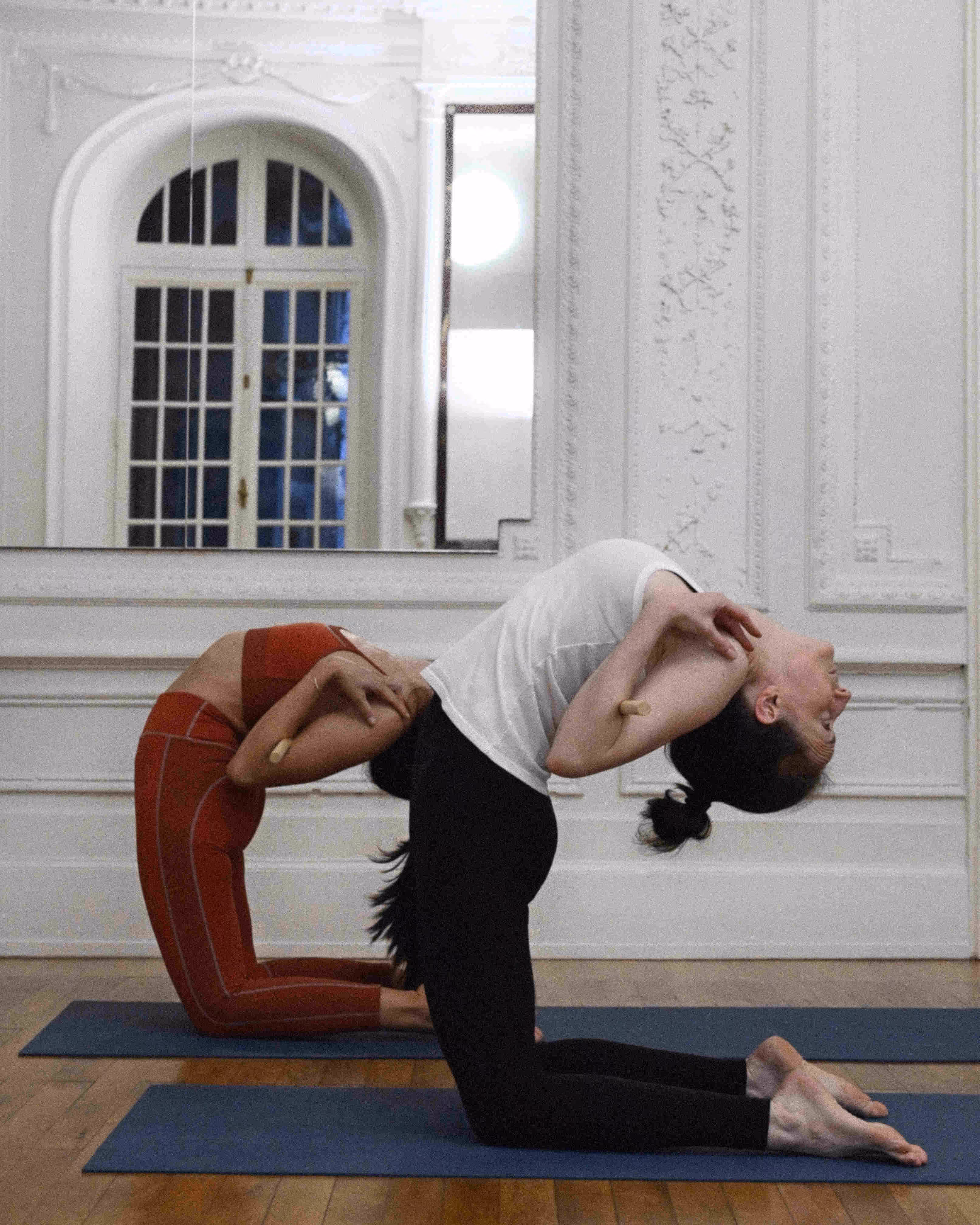Pratiquante de yoga en ustrasana, la posture du chameau 
